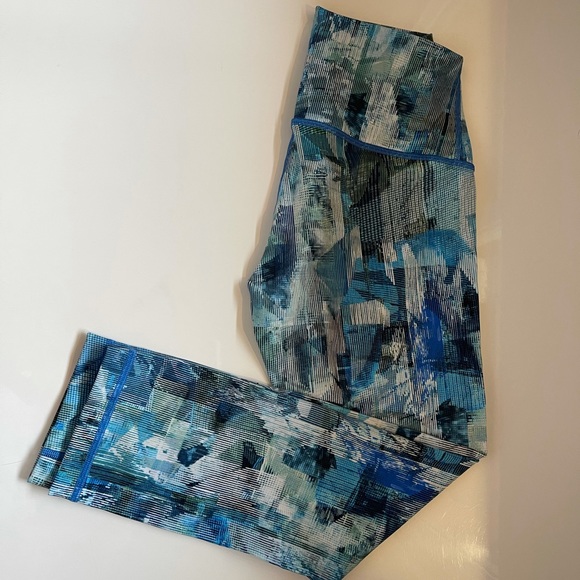 Lululemon Wunder Under Size 4 crop - Picture 3 of 3